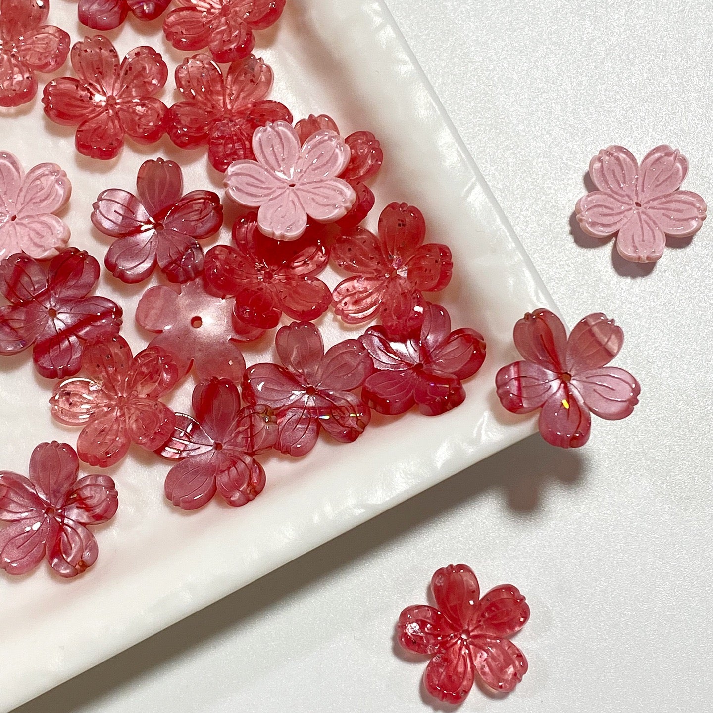 [開封] NEW.約 18mm アセテート素材 5 弁花モチーフビーズ、ブレスレット・カーチャーム・ヘアアクセ作り DIY 手芸パーツ