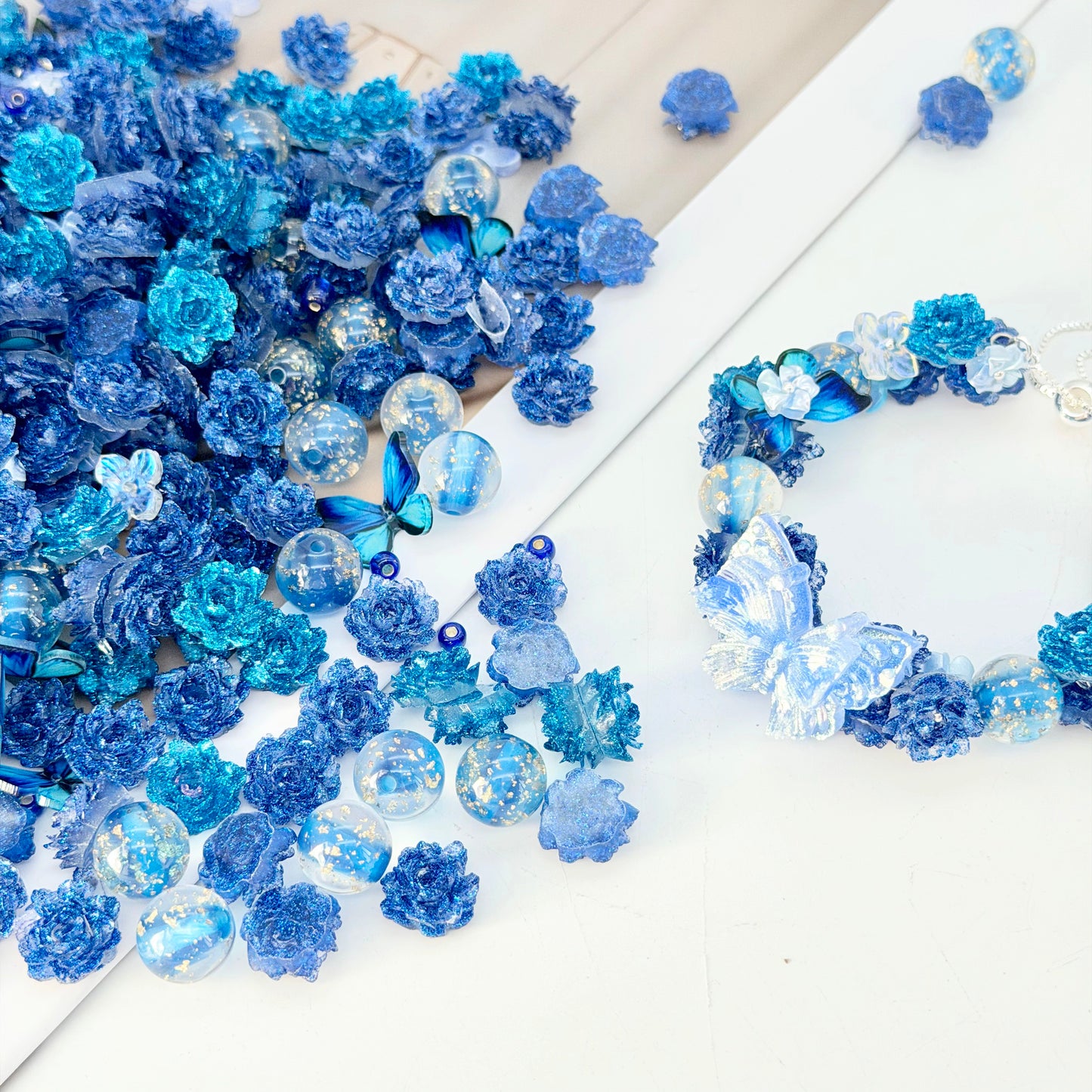 [R07]雲間の花束ストリングビーズソフトゴムフラワー（レジン / プラスチック；50ml）