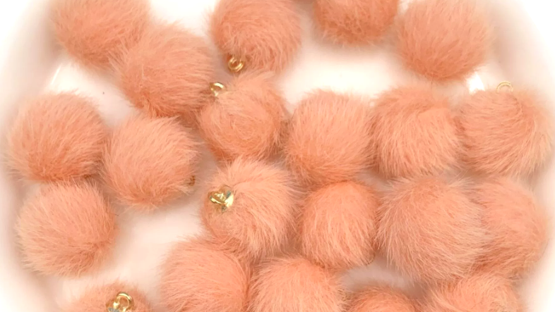 D07 フェイクミンク玉ペンダント