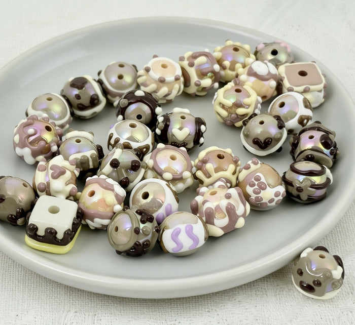 [A111]柔褐の織絵・棕調手描きプラスチック串珠ミックス（5 個 / 10 個 / 20 個）