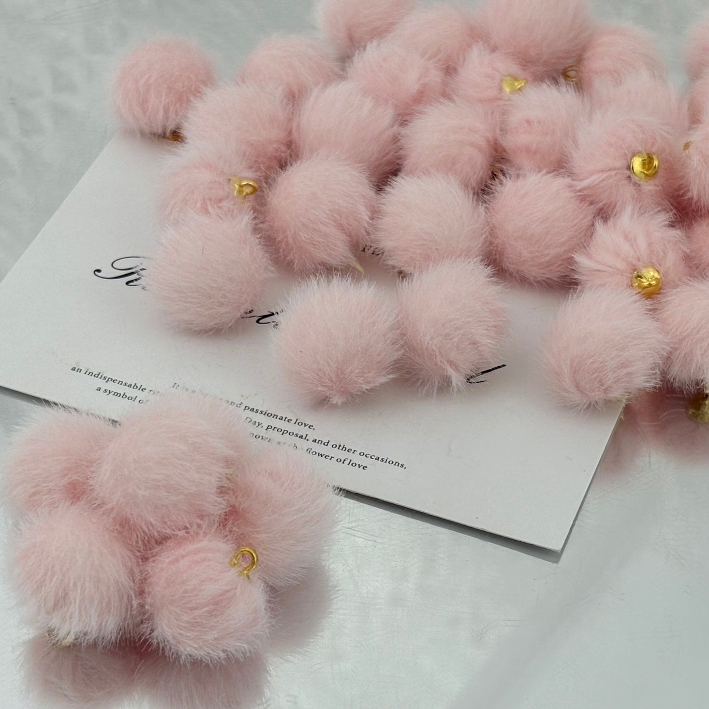 D07 フェイクミンク玉ペンダント