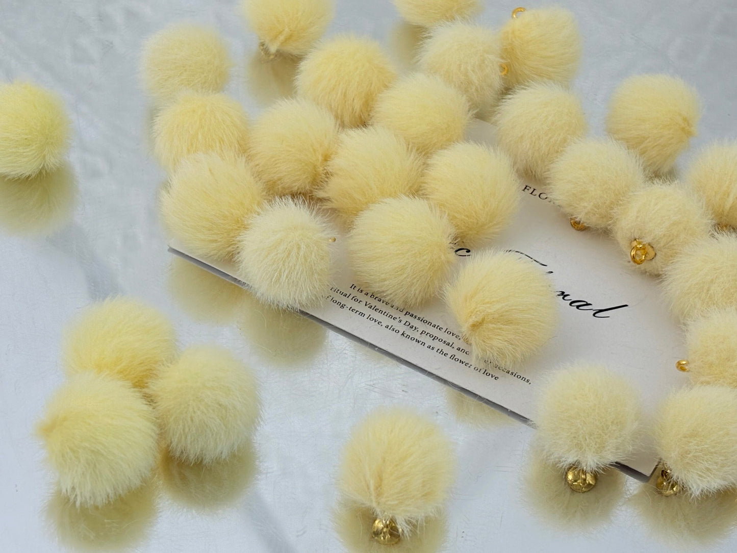 D07 フェイクミンク玉ペンダント