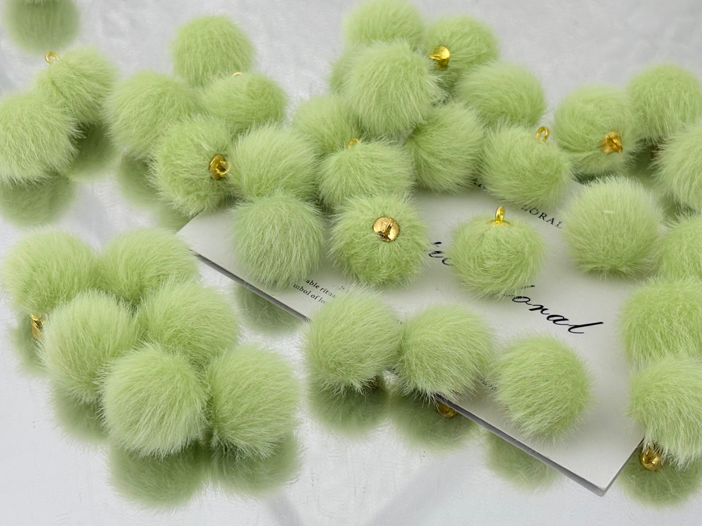 D07 フェイクミンク玉ペンダント