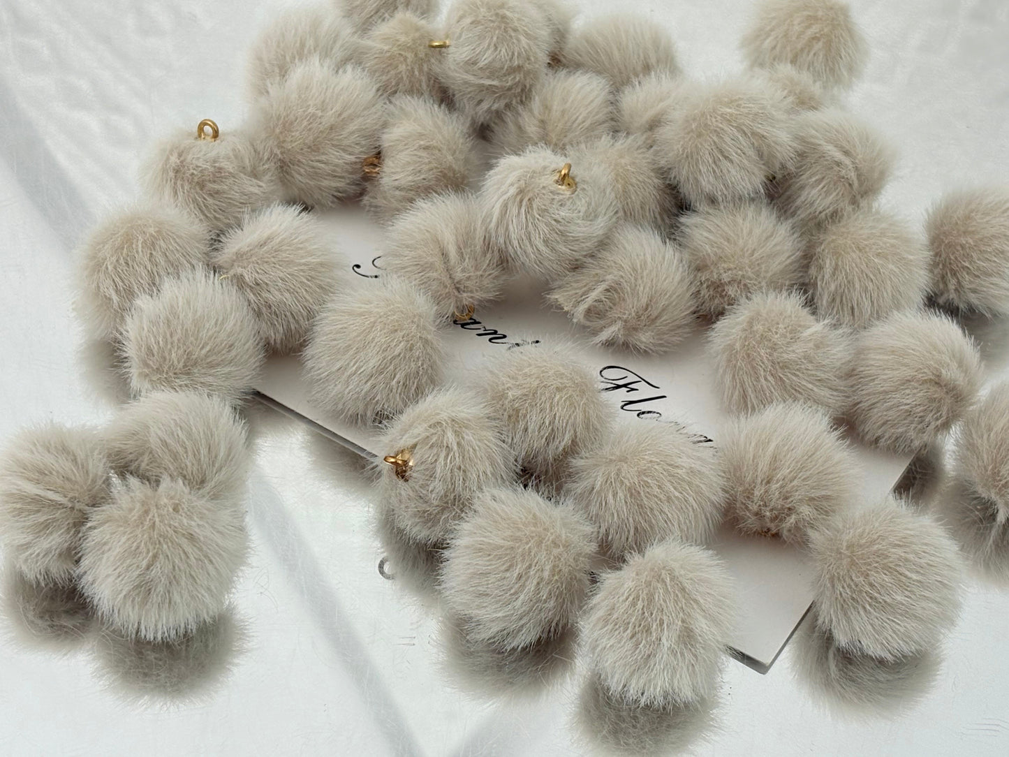 D07 フェイクミンク玉ペンダント