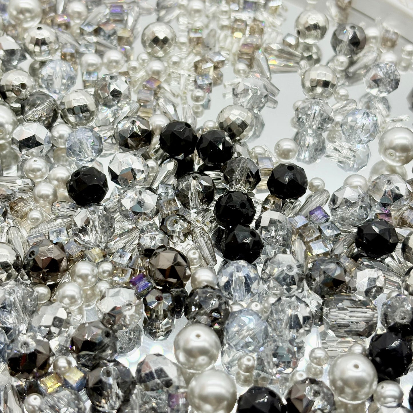 [G01]冷光の砕けた玉・ビーズミックス（ガラス）：キラキラ 50ml/100ml 透明水晶と黒の潤いビーズ