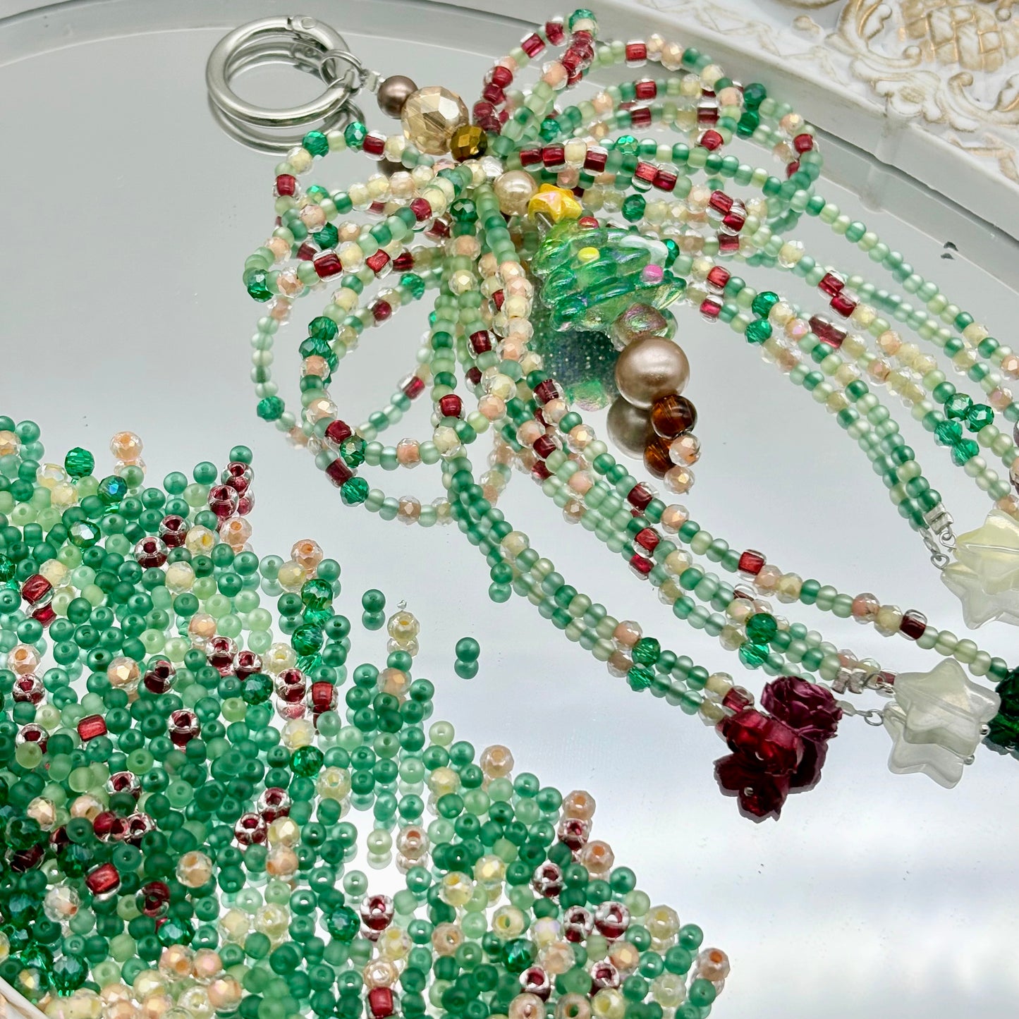 [M25]クリスマスカラーのビーズ