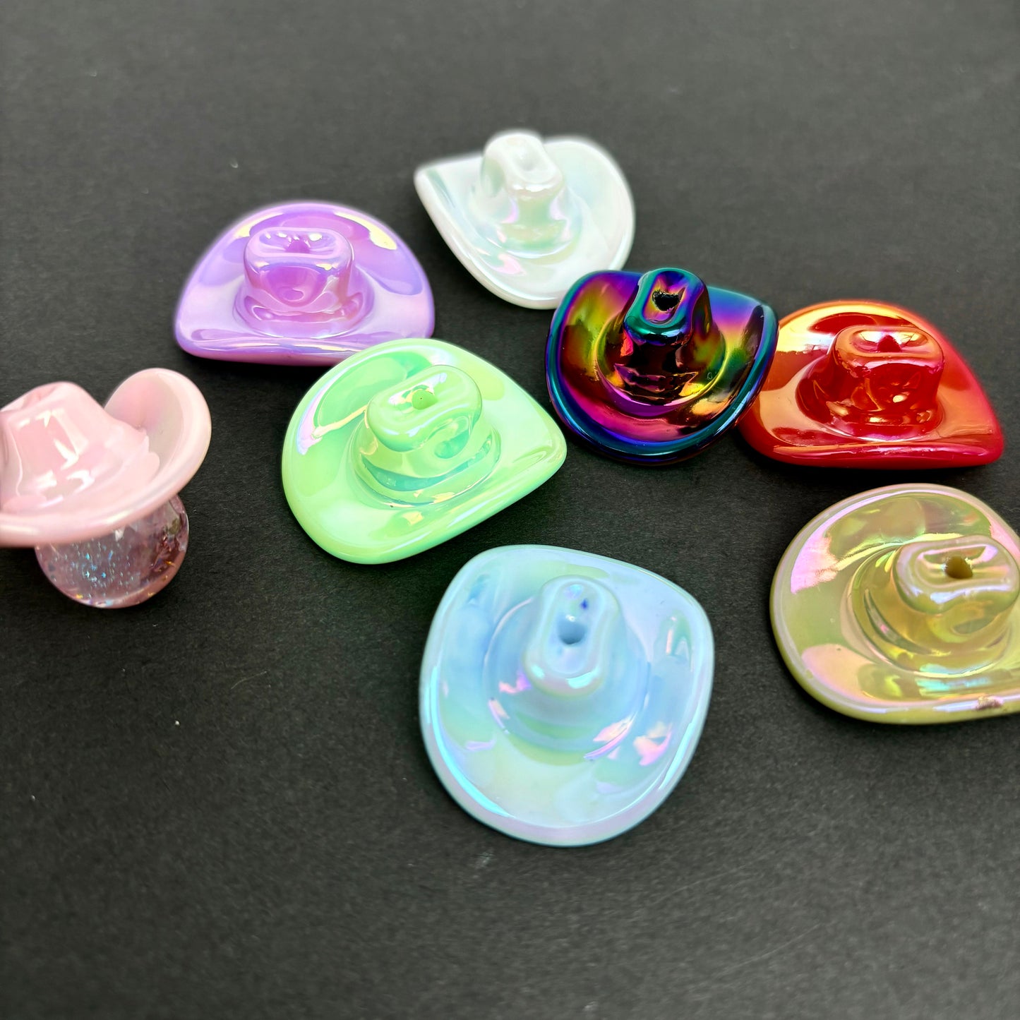 [Q13]幻彩の帽飾・多色プラスチック帽子型串珠（5 個 / 10 個）