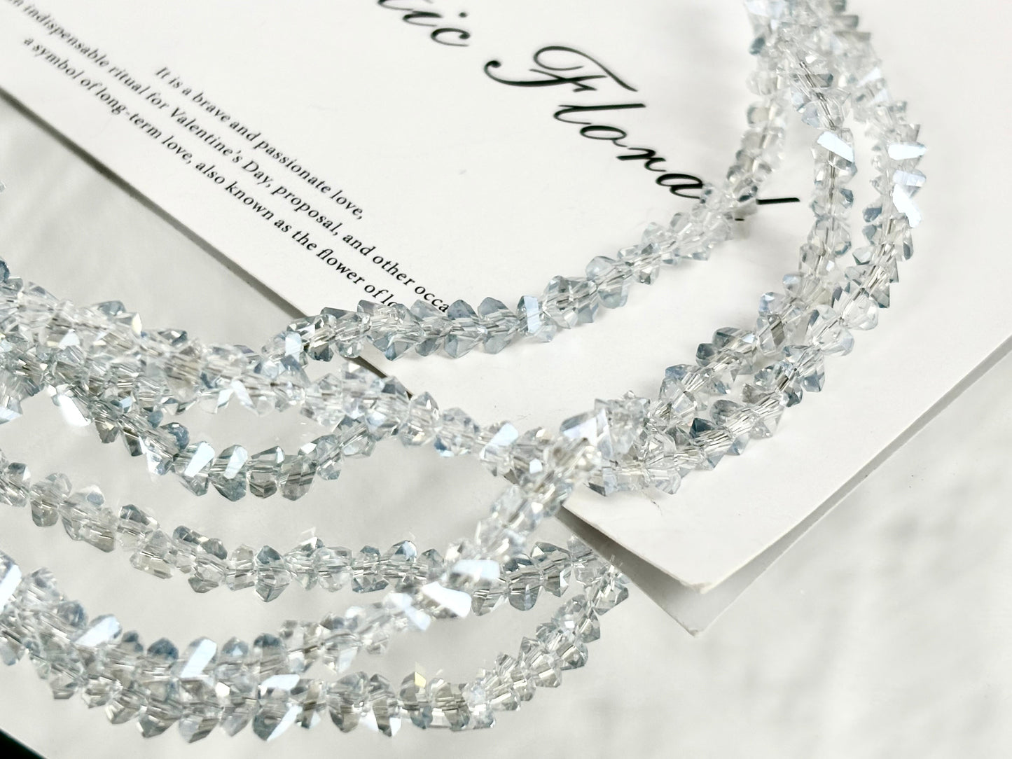 [M03]彩棱の砕光 4mm 三角カットレリックスストリングビーズ（1本）