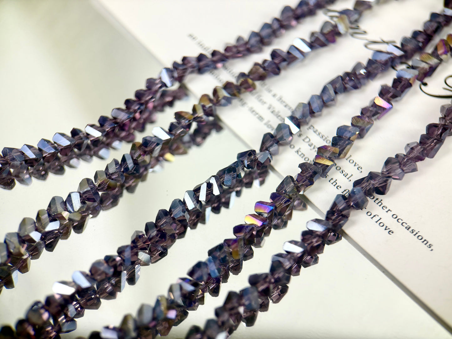 [M03]彩棱の砕光 4mm 三角カットレリックスストリングビーズ（1本）