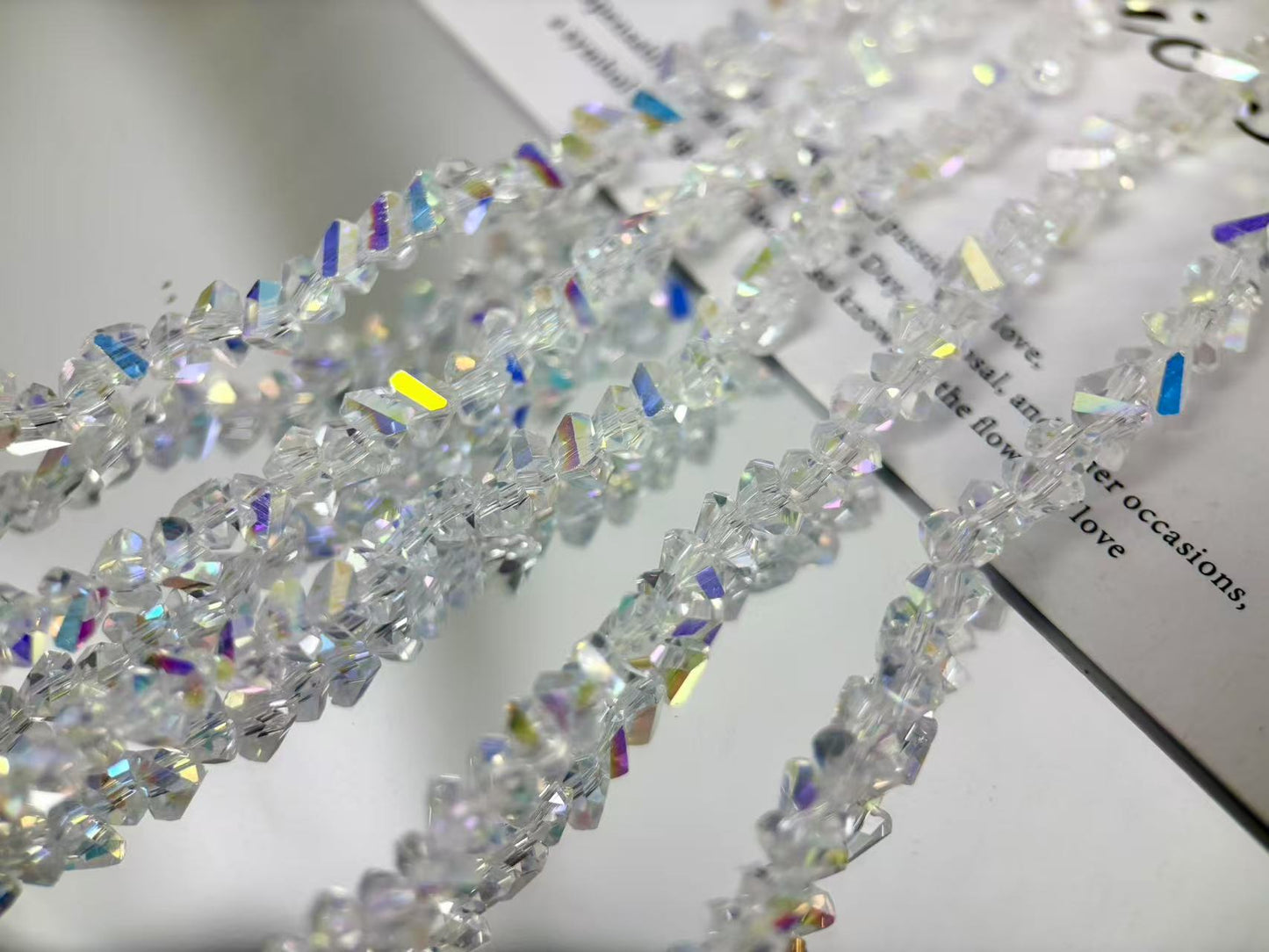 [M03]彩棱の砕光 4mm 三角カットレリックスストリングビーズ（1本）