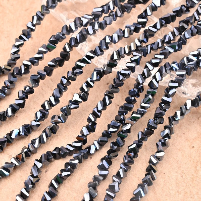 [M03]彩棱の砕光 4mm 三角カットレリックスストリングビーズ（1本）