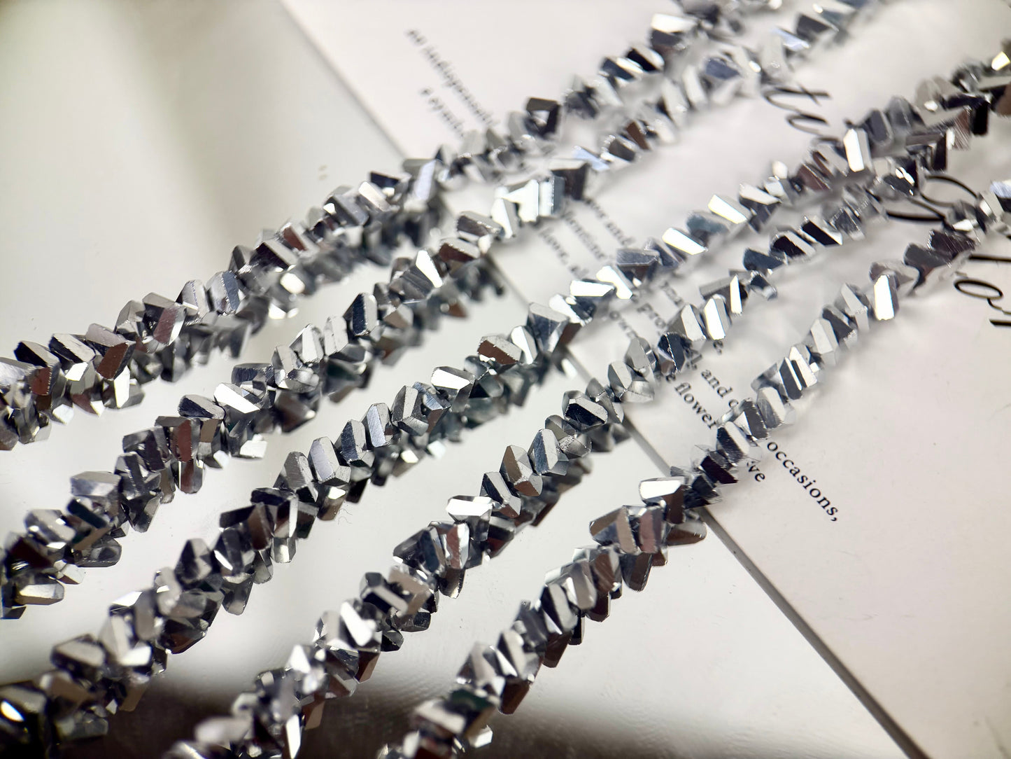 [M03]彩棱の砕光 4mm 三角カットレリックスストリングビーズ（1本）