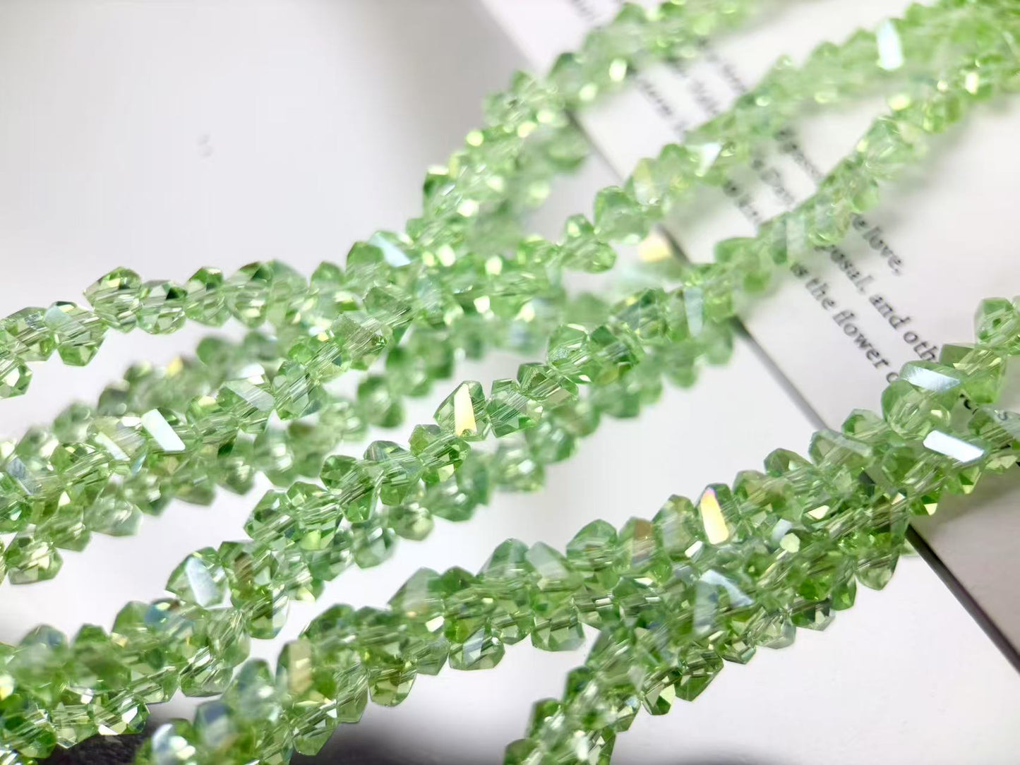 [M03]彩棱の砕光 4mm 三角カットレリックスストリングビーズ（1本）