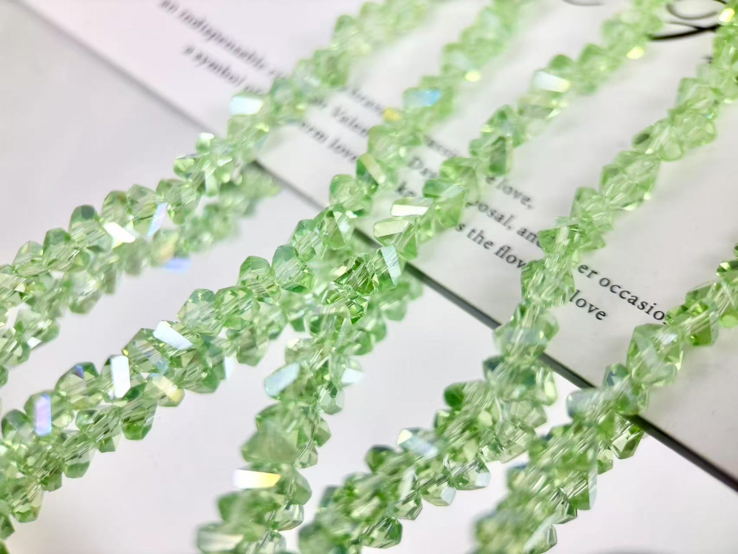 [M03]彩棱の砕光 4mm 三角カットレリックスストリングビーズ（1本）