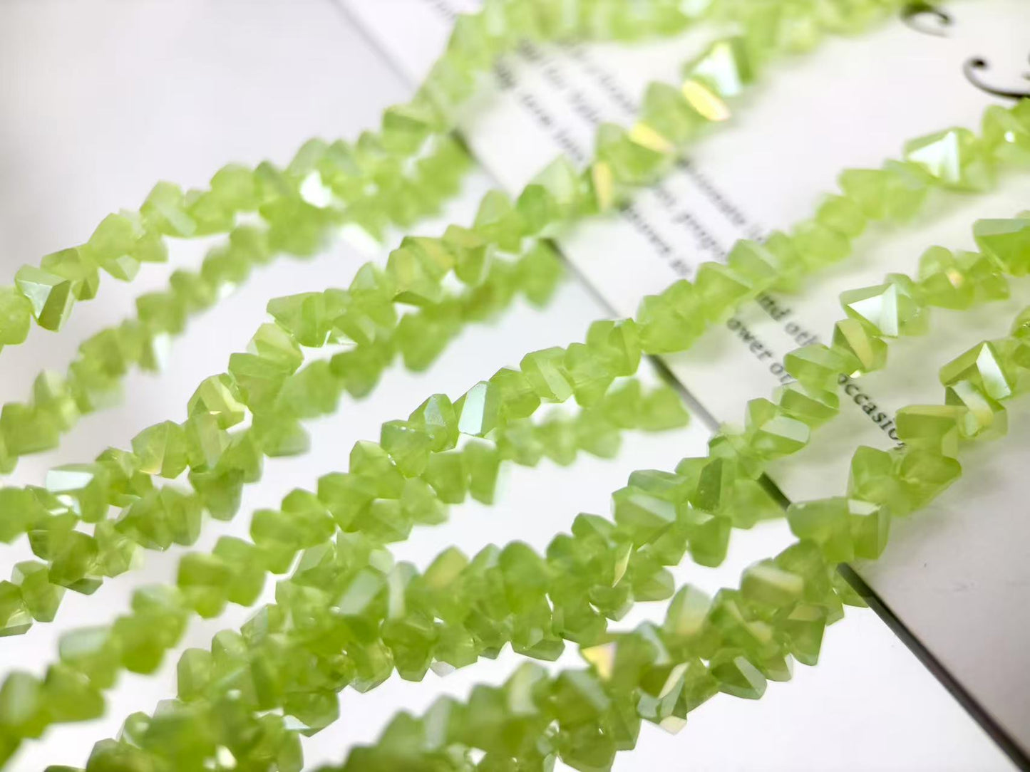 [M03]彩棱の砕光 4mm 三角カットレリックスストリングビーズ（1本）