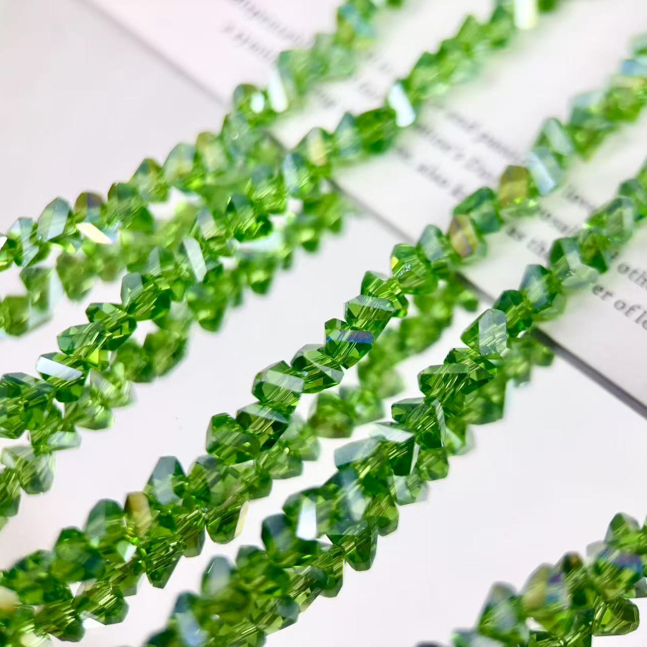 [M03]彩棱の砕光 4mm 三角カットレリックスストリングビーズ（1本）