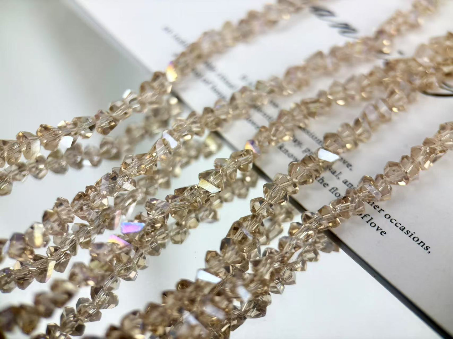 [M03]彩棱の砕光 4mm 三角カットレリックスストリングビーズ（1本）