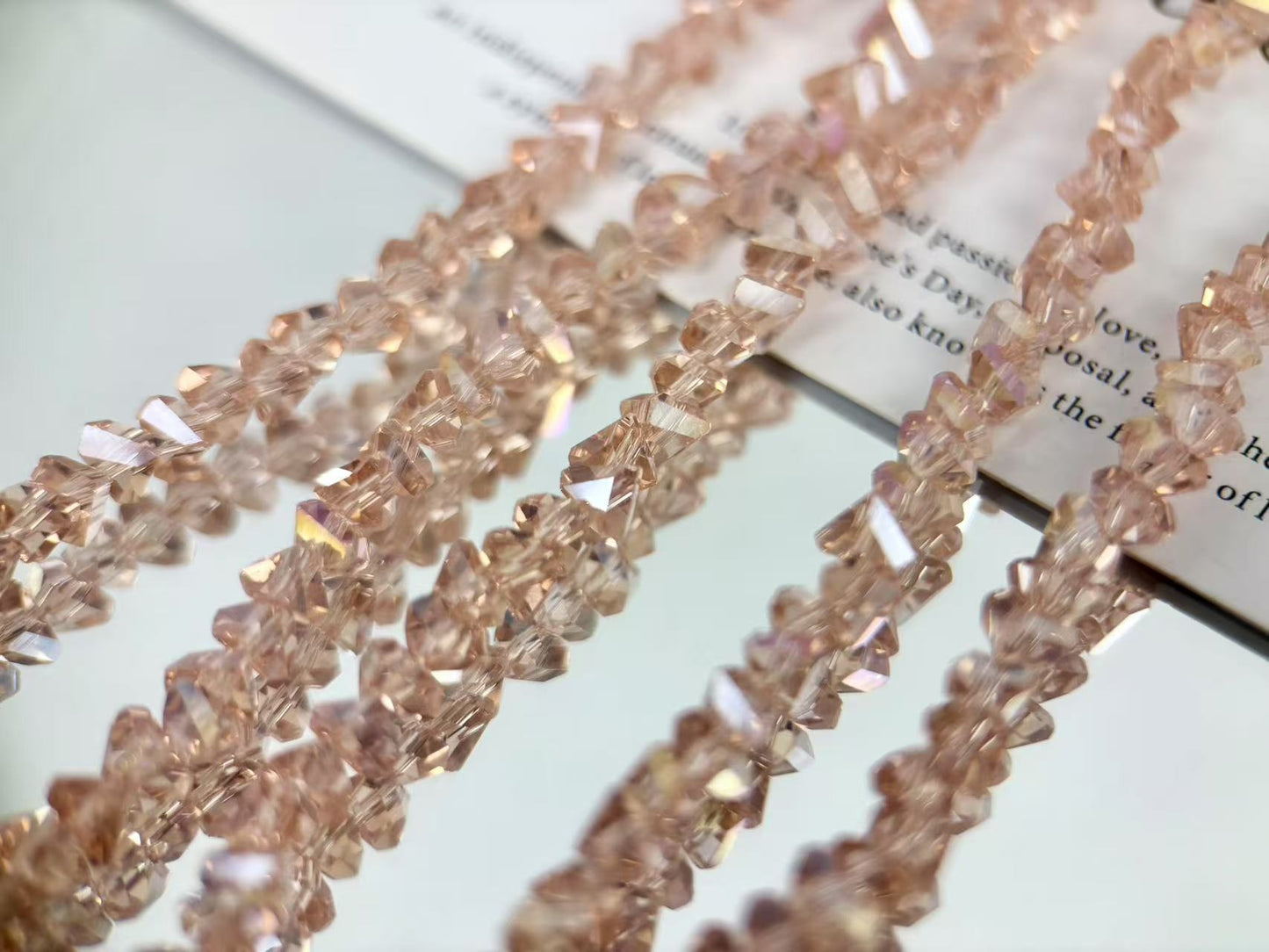 [M03]彩棱の砕光 4mm 三角カットレリックスストリングビーズ（1本）