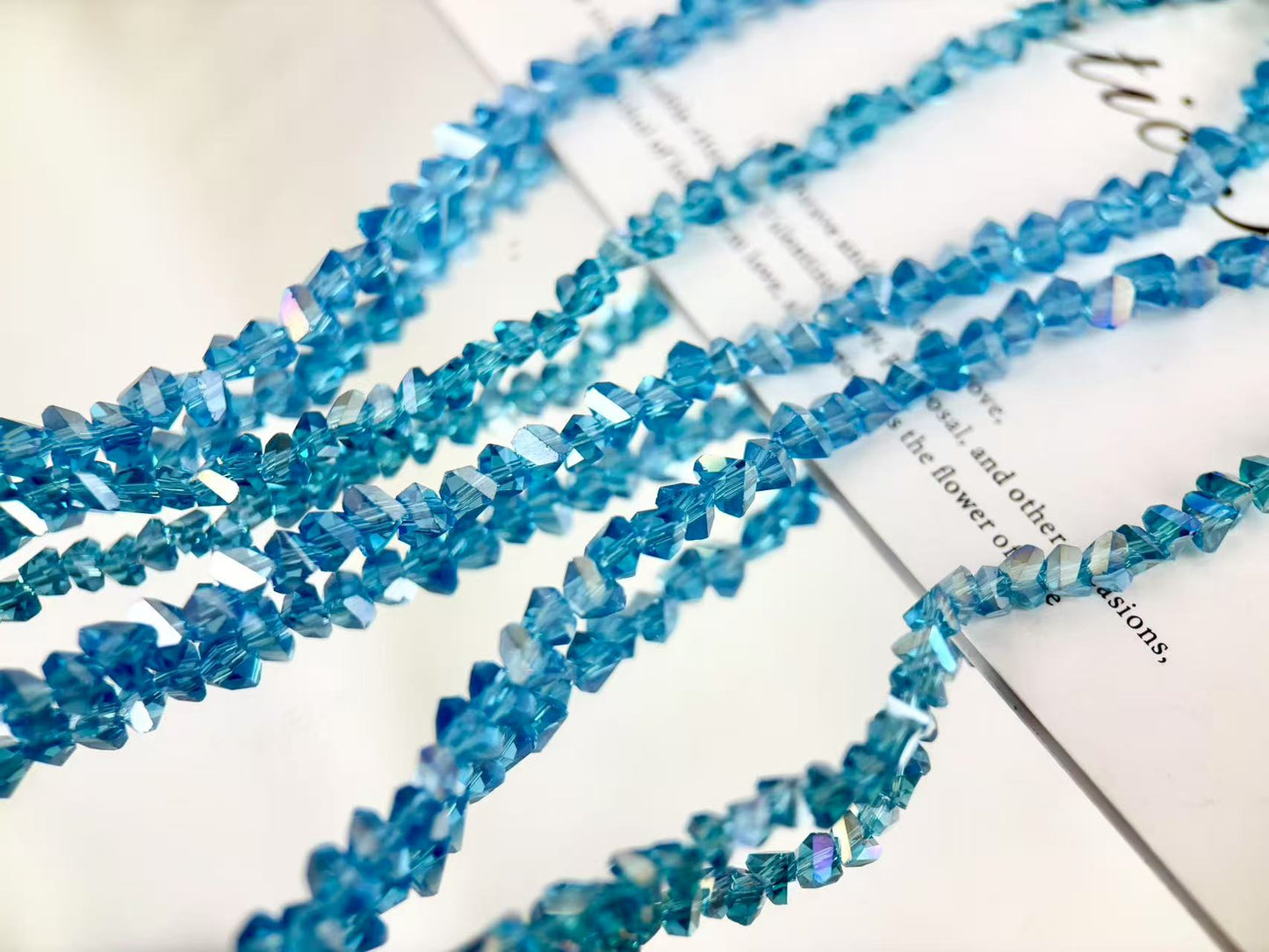 [M03]彩棱の砕光 4mm 三角カットレリックスストリングビーズ（1本）