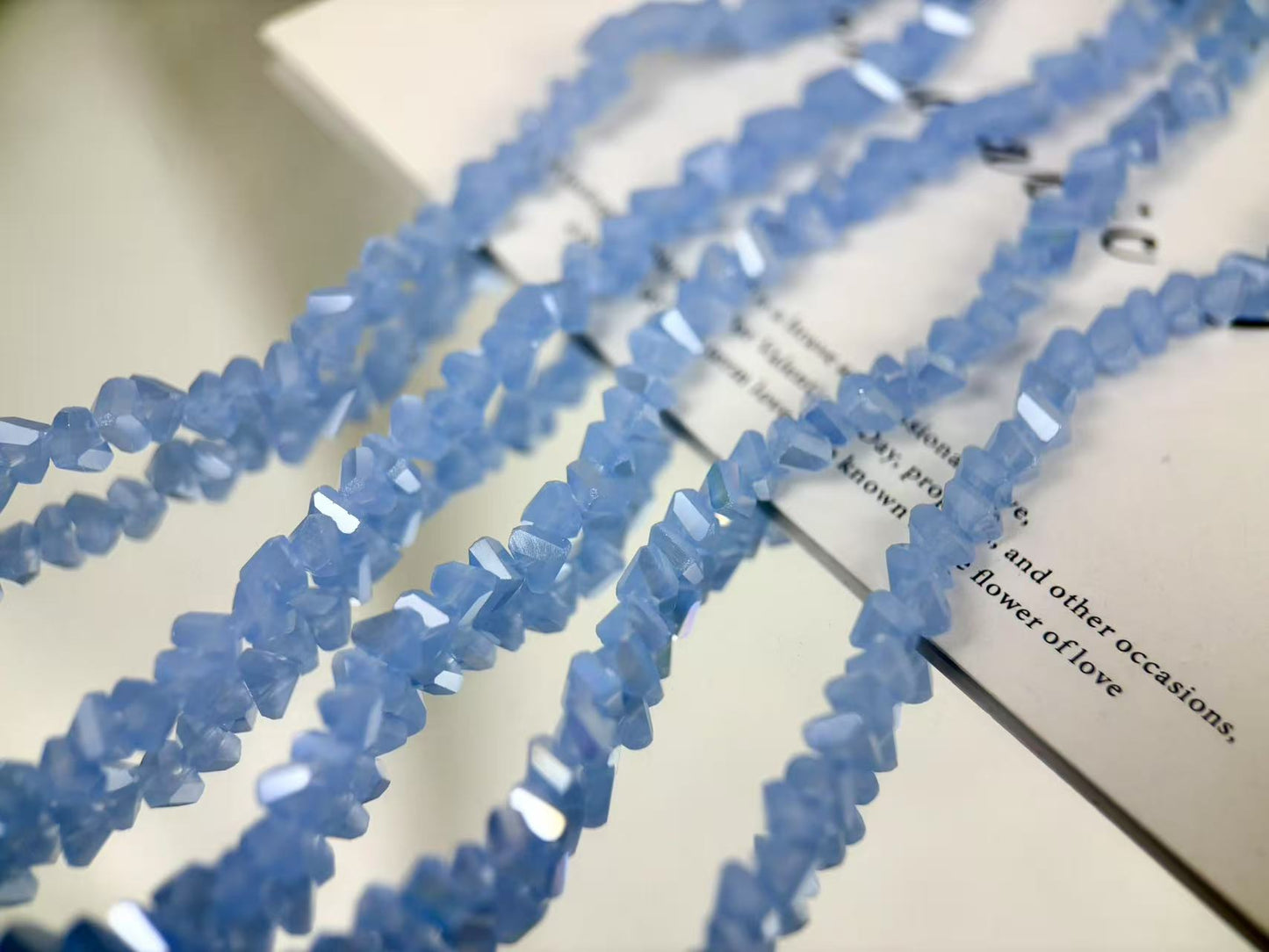 [M03]彩棱の砕光 4mm 三角カットレリックスストリングビーズ（1本）