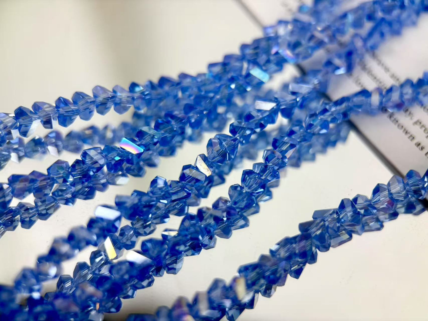 [M03]彩棱の砕光 4mm 三角カットレリックスストリングビーズ（1本）