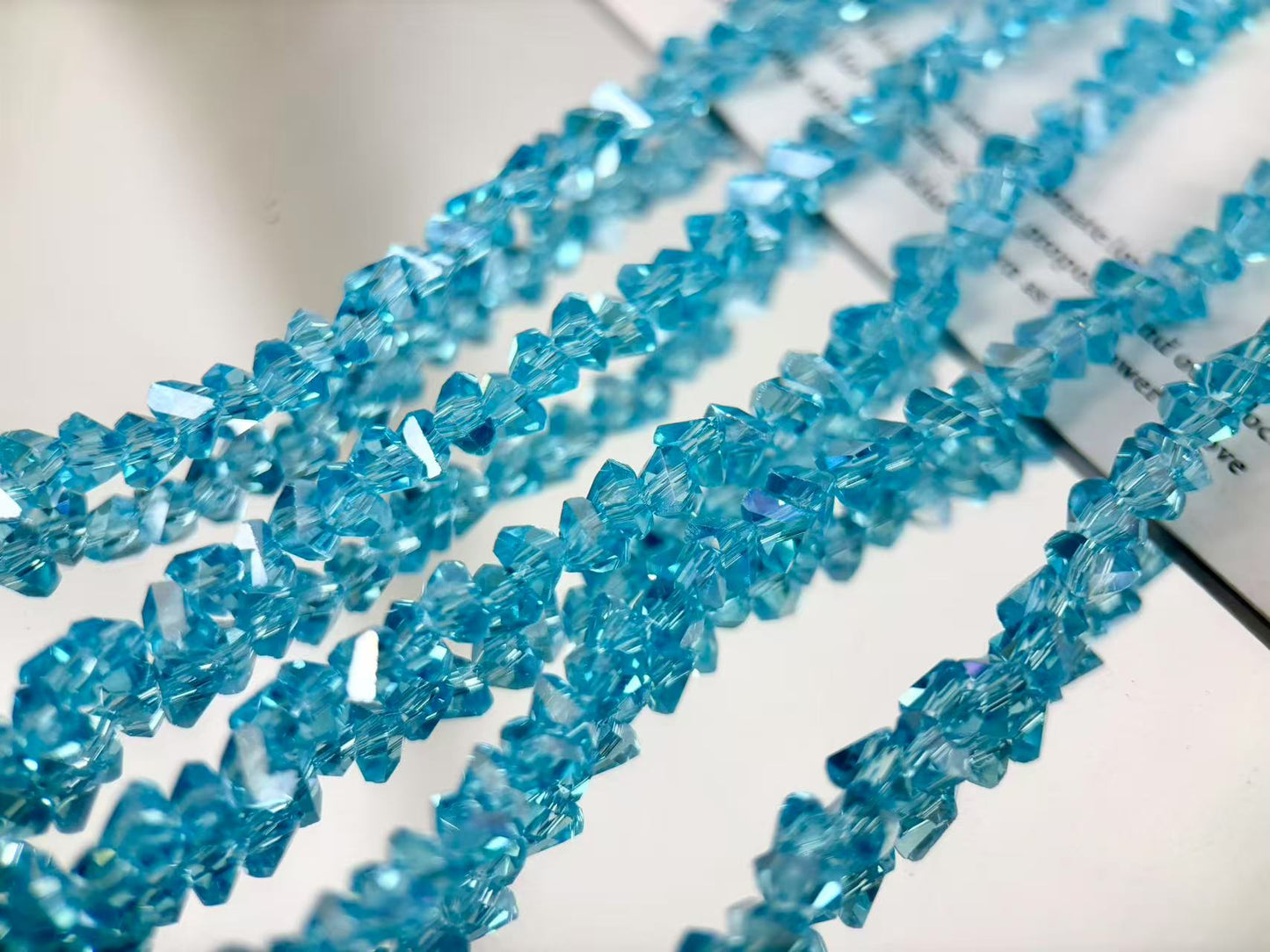 [M03]彩棱の砕光 4mm 三角カットレリックスストリングビーズ（1本）