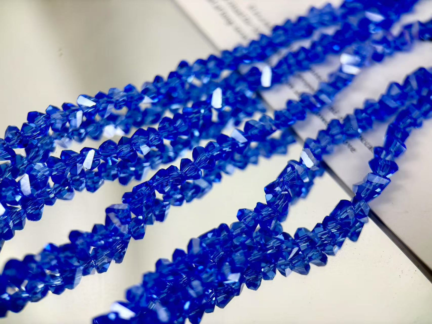 [M03]彩棱の砕光 4mm 三角カットレリックスストリングビーズ（1本）