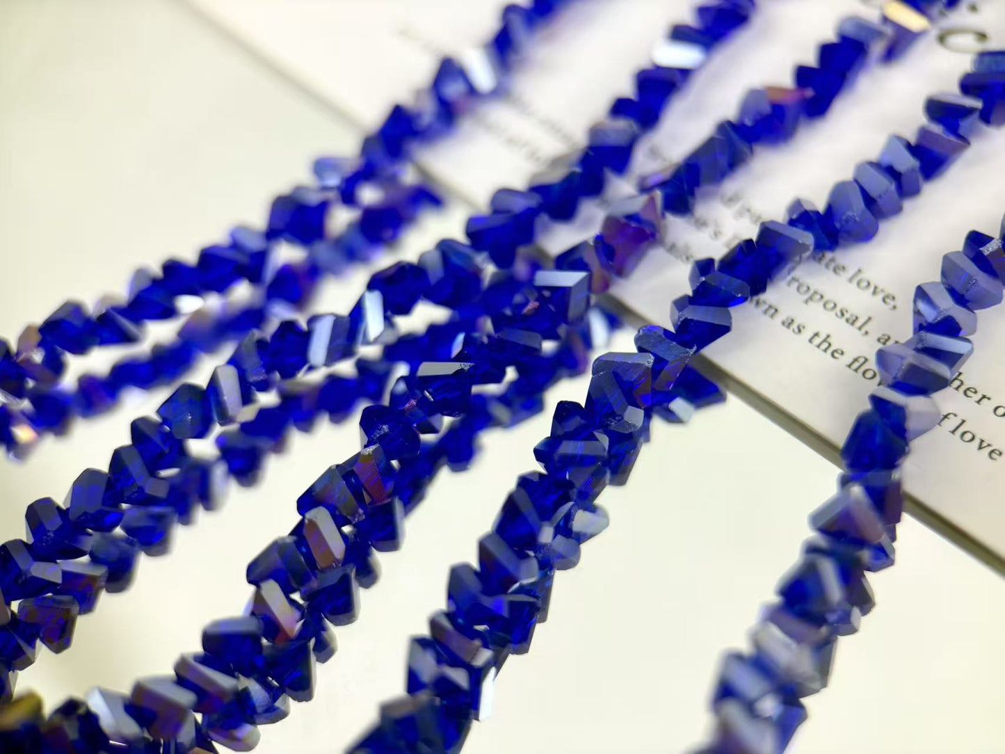 [M03]彩棱の砕光 4mm 三角カットレリックスストリングビーズ（1本）