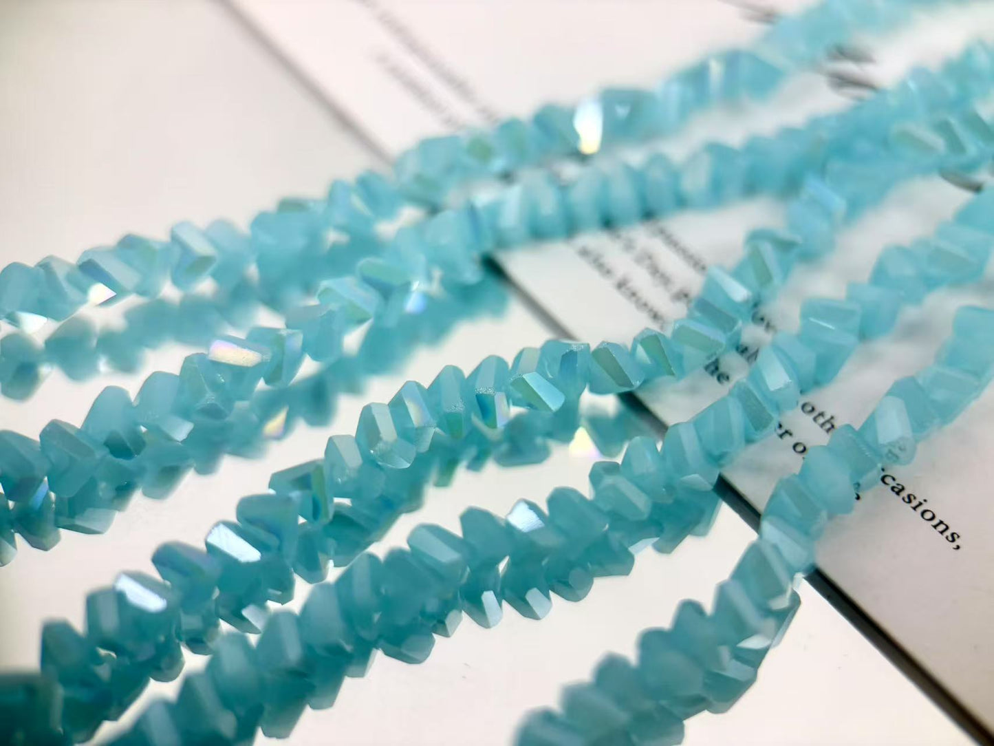 [M03]彩棱の砕光 4mm 三角カットレリックスストリングビーズ（1本）