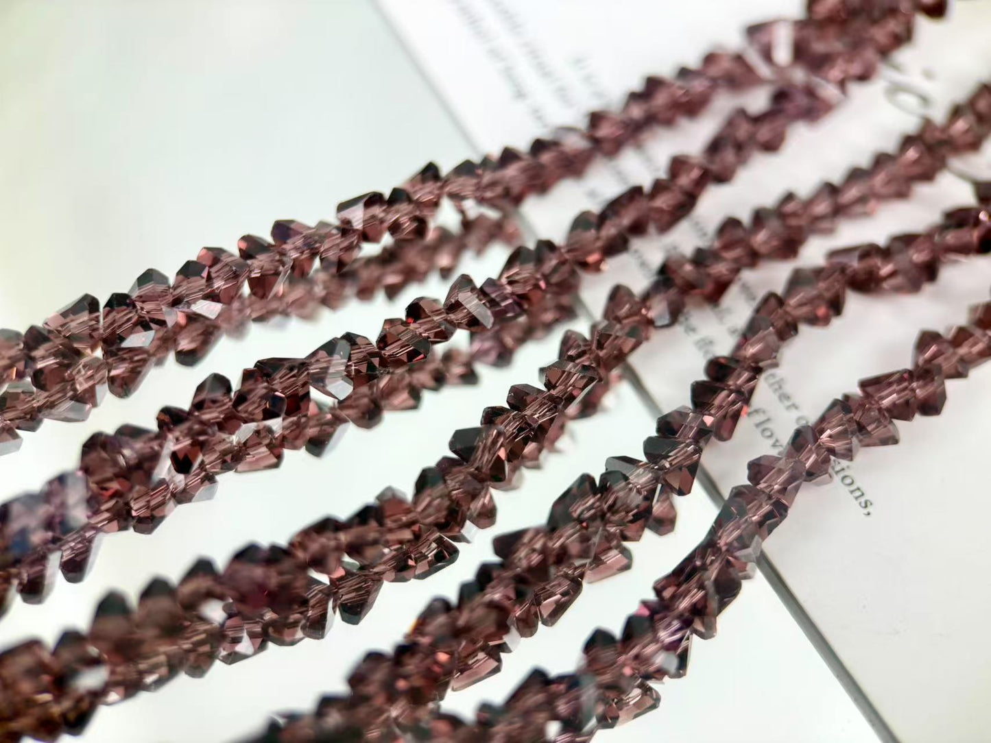 [M03]彩棱の砕光 4mm 三角カットレリックスストリングビーズ（1本）