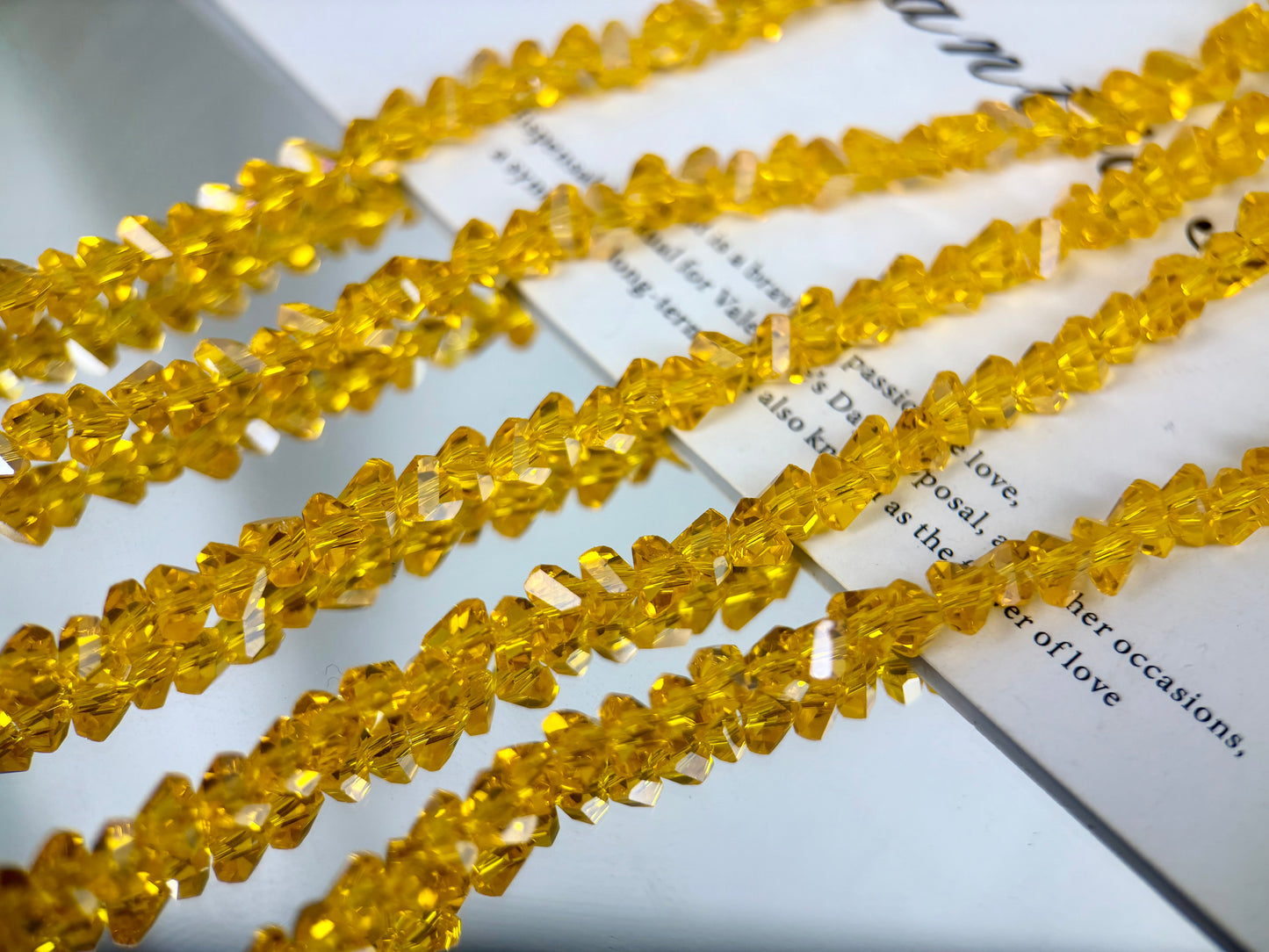 [M03]彩棱の砕光 4mm 三角カットレリックスストリングビーズ（1本）