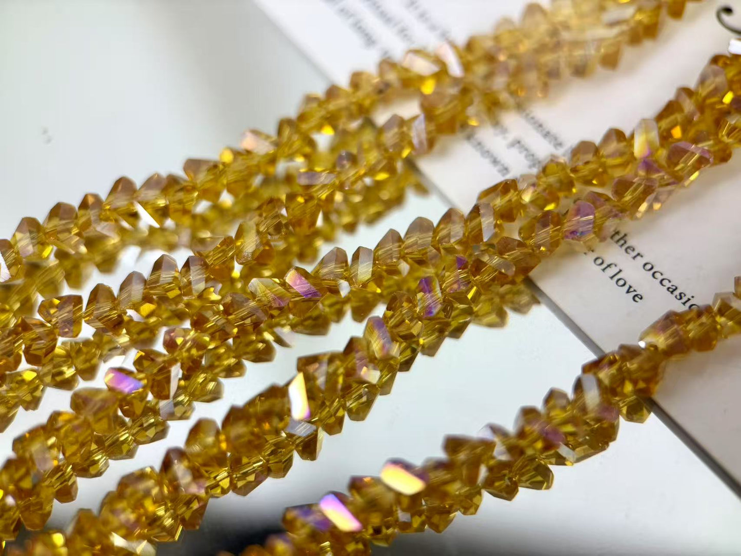 [M03]彩棱の砕光 4mm 三角カットレリックスストリングビーズ（1本）