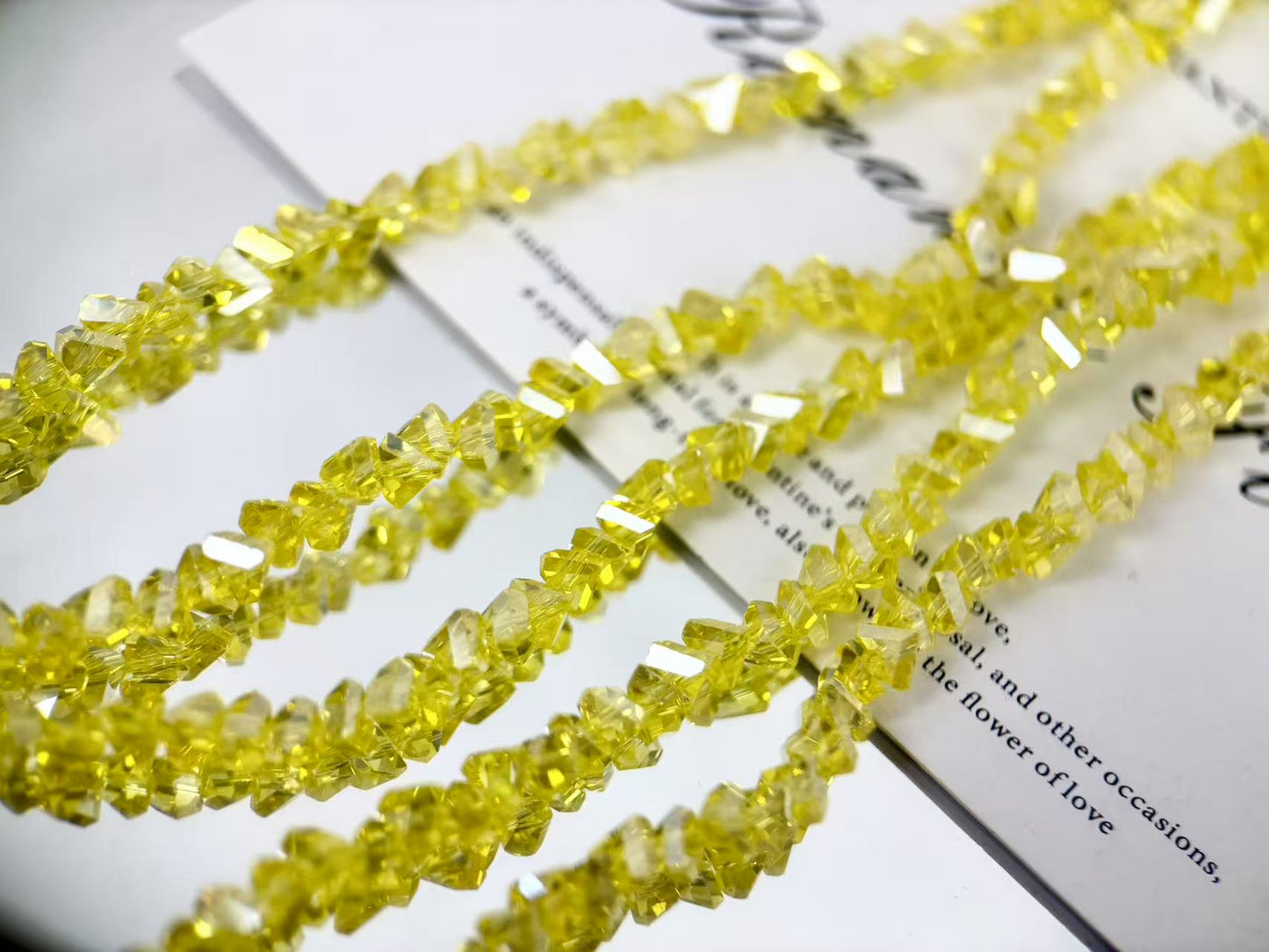 [M03]彩棱の砕光 4mm 三角カットレリックスストリングビーズ（1本）