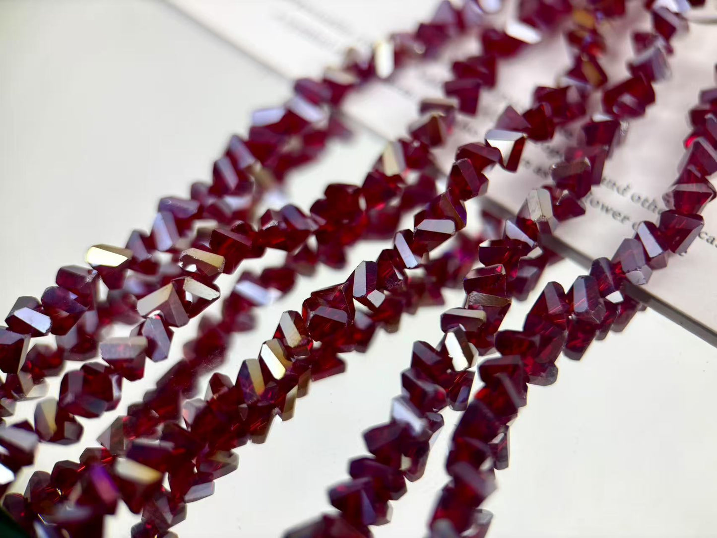 [M03]彩棱の砕光 4mm 三角カットレリックスストリングビーズ（1本）