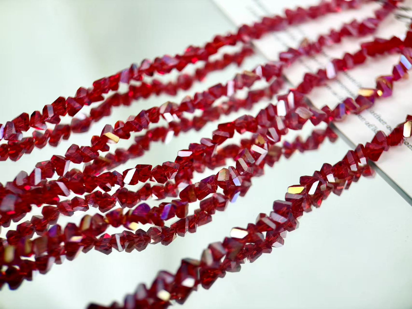 [M03]彩棱の砕光 4mm 三角カットレリックスストリングビーズ（1本）