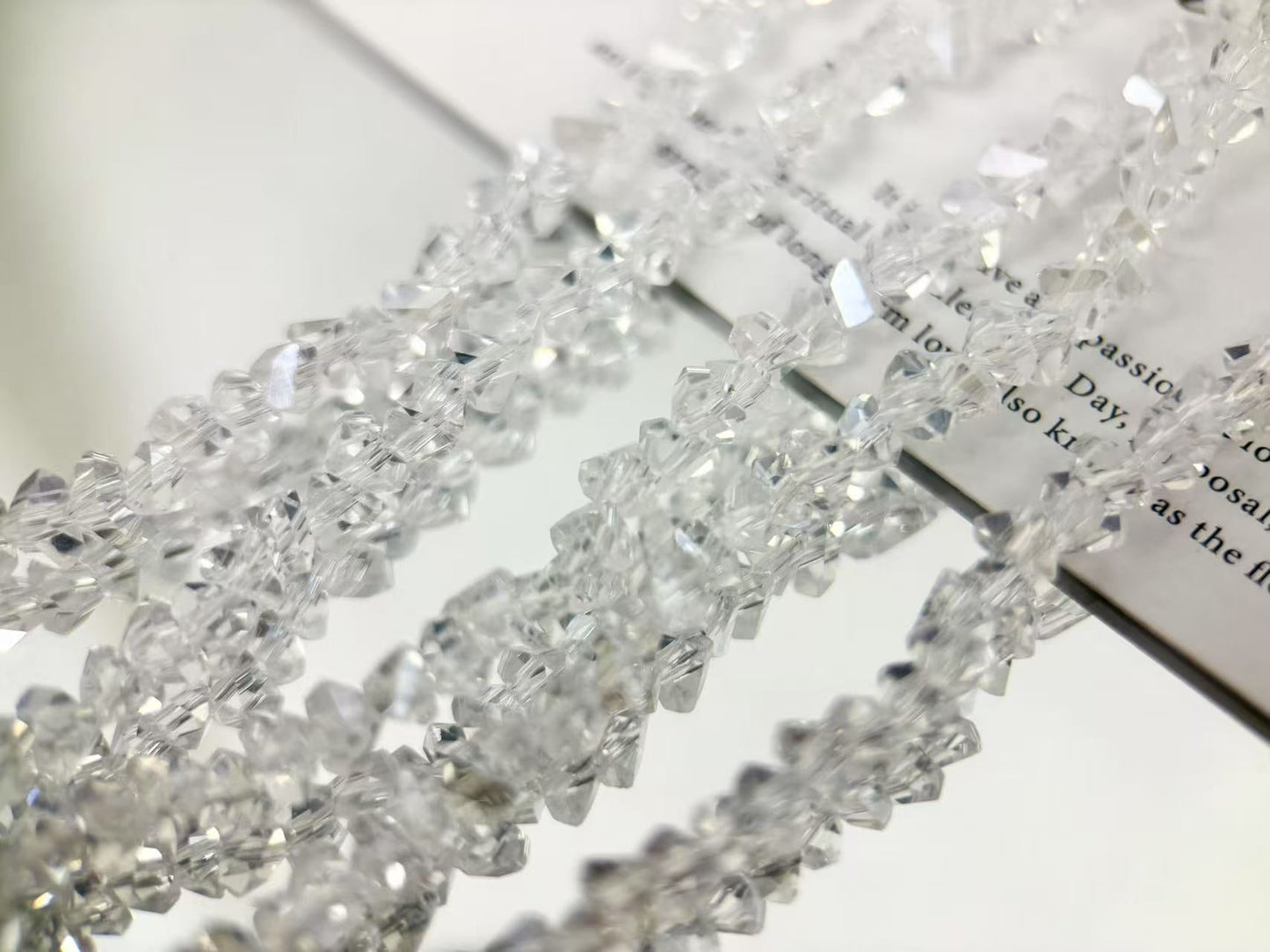 [M03]彩棱の砕光 4mm 三角カットレリックスストリングビーズ（1本）