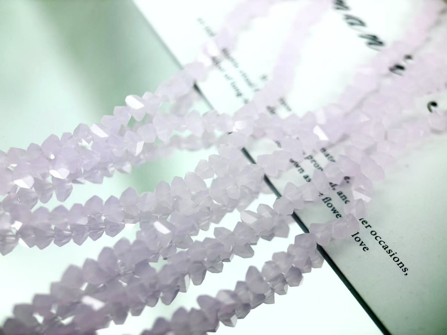 [M03]彩棱の砕光 4mm 三角カットレリックスストリングビーズ（1本）