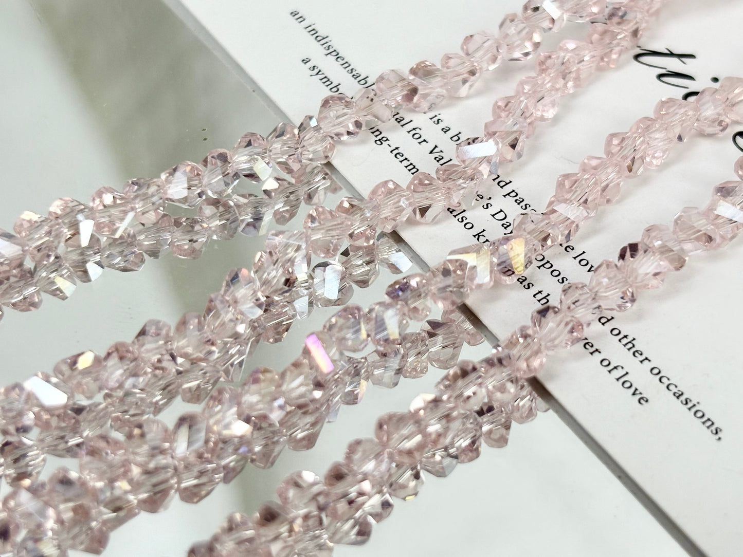 [M03]彩棱の砕光 4mm 三角カットレリックスストリングビーズ（1本）