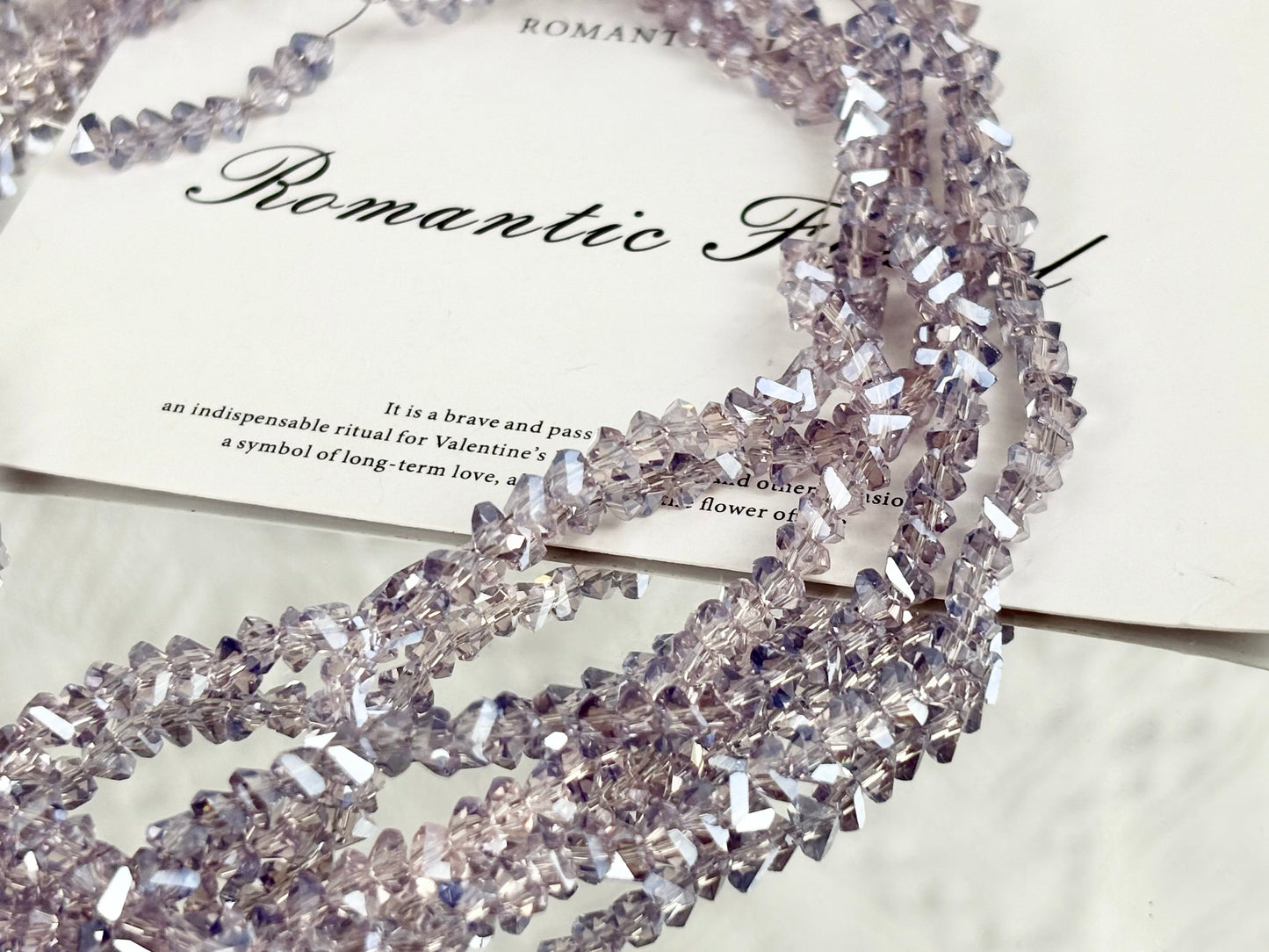 [M03]彩棱の砕光 4mm 三角カットレリックスストリングビーズ（1本）