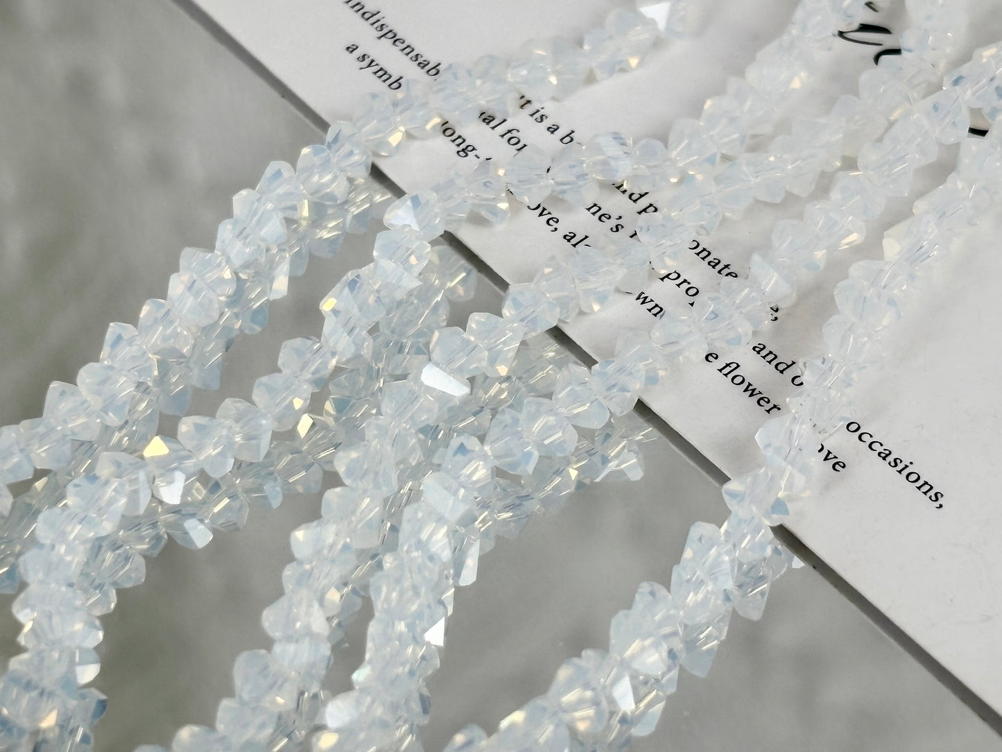 [M03]彩棱の砕光 4mm 三角カットレリックスストリングビーズ（1本）